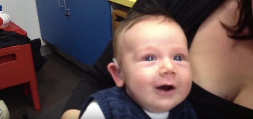 難聴の赤ちゃん、初めての両親の声_-_YouTube